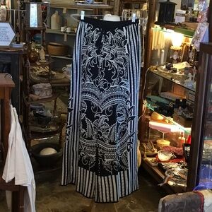 0242 Lucky & Coco Black and White Wide Leg Pants; EUC size M